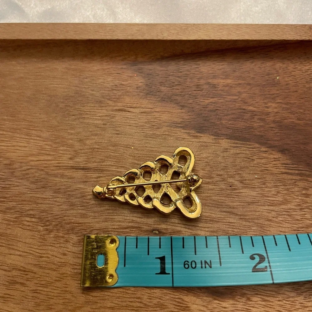 Vintage Avon Christmas‎ Tree Pin Brooch Gold Tone Rhinestone Woven Braid Festive